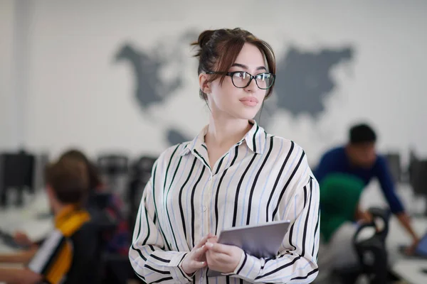 Portret Van Zakenvrouw Casual Kleding Houden Tablet Computer Bij Moderne — Stockfoto