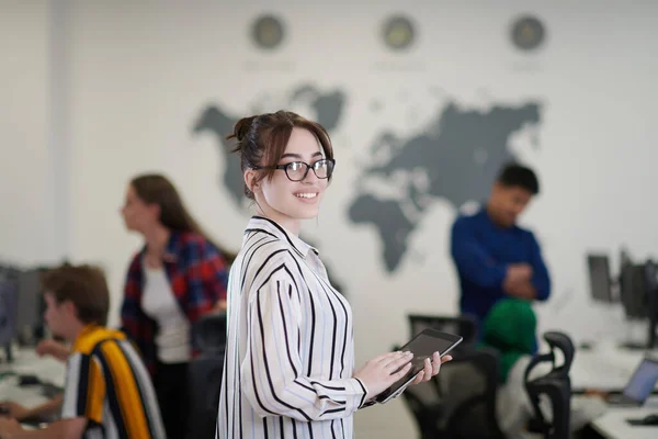 Portret Van Zakenvrouw Casual Kleding Houden Tablet Computer Bij Moderne — Stockfoto