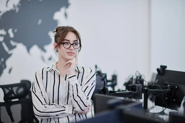 Porträt Einer Geschäftsfrau Lässiger Kleidung Mit Brille Modernen Großraumbüro Eines — Stockfoto