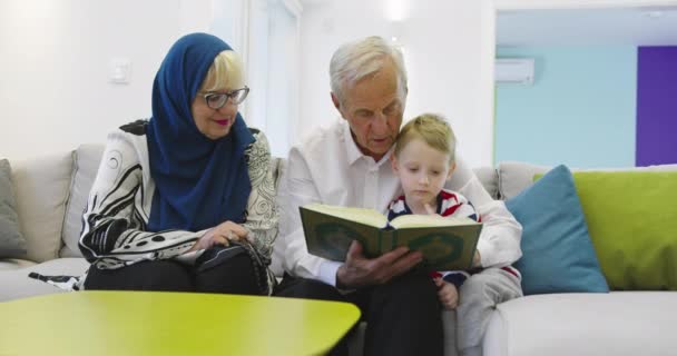 Μουσουλμανικές γενεές οικογενειών παππούδων που διαβάζουν Κοράνι με εγγόνια στο σπίτι — Αρχείο Βίντεο