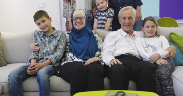 Верхний вид современных мусульманских бабушки и дедушки с внуками читать в — стоковое видео