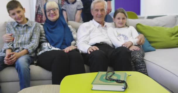 Вид зверху на сучасних мусульманських бабусь і дідусів з онуками — стокове відео