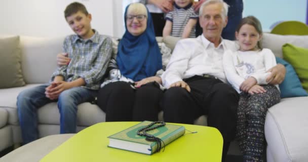 Top view of modern muslim grandparents with grandchildren readin — Stock Video