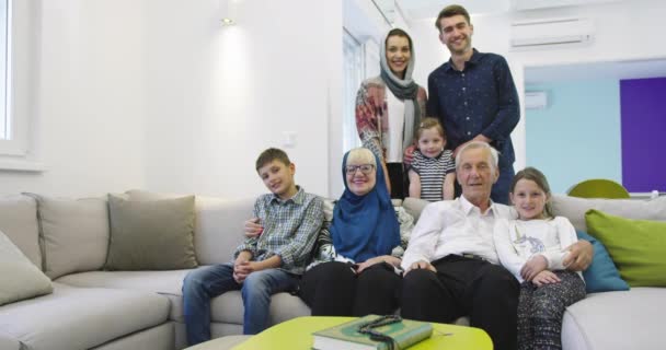 Vue du haut des grands-parents musulmans modernes avec petits-enfants readin — Video