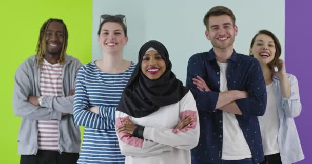 Grupo multicultural de amigos usando celulares - Estudantes de pé em uma fileira e digitando nos smartphones sobre a parede de cores — Vídeo de Stock