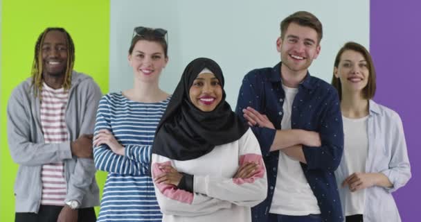 Grupo multicultural de amigos usando celulares - Estudantes de pé em uma fileira e digitando nos smartphones sobre a parede de cores — Vídeo de Stock