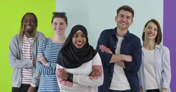 Multikulturel gruppe af venner ved hjælp af mobiltelefoner Studerende stående i træk og skrive på smartphones over farve væg – Stock-video