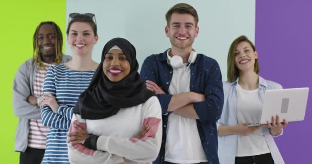 Grupo multicultural de amigos usando celulares - Estudantes de pé em uma fileira e digitando nos smartphones sobre a parede de cores — Vídeo de Stock