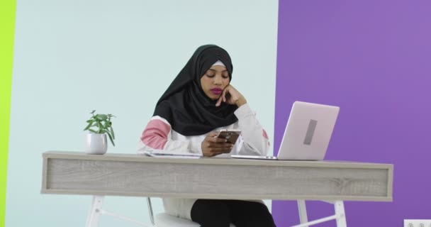 Mladá Muslimka Pracující Počítači — Stock video
