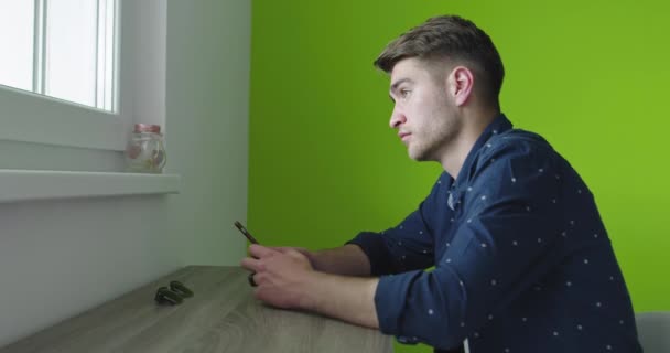 Stüdyoda Renkli Bir Geçmişi Olan Genç Yakışıklı Bir Adam — Stok video