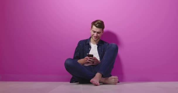 Joven Guapo Hombre Con Teléfono Estudio Colorido Fondo — Vídeos de Stock