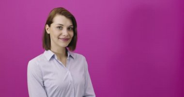 Sırtında pembe bir gülümseme olan pozitif kadın.