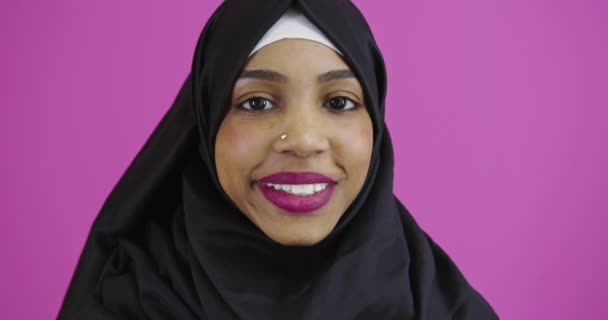Mulher Muçulmana Roupas Tradicionais Sorrindo Sobre Fundo Brilhante — Vídeo de Stock