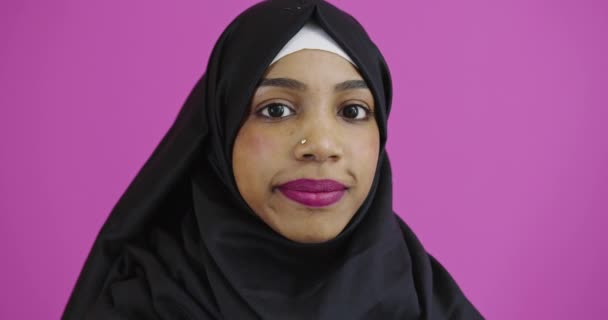 穿着传统服装的穆斯林妇女对着明亮的背景微笑 — 图库视频影像