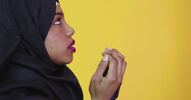 Mulher Muçulmana Roupas Tradicionais Orando Sobre Fundo Brilhante — Vídeo de Stock