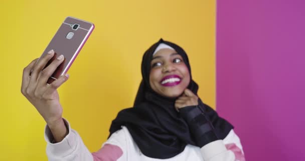Mulher Muçulmana Roupas Tradicionais Usando Telefone Inteligente Sobre Fundo Brilhante — Vídeo de Stock