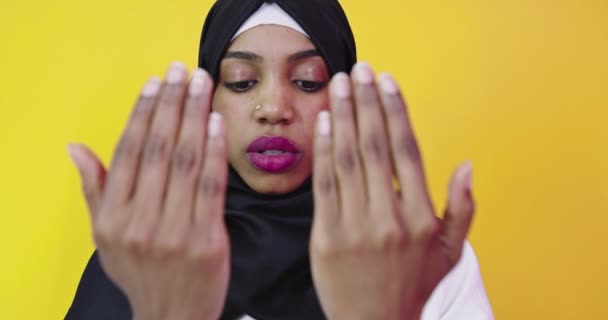 Muslim Wanita Dalam Pakaian Tradisional Berdoa Atas Latar Belakang Cerah — Stok Video