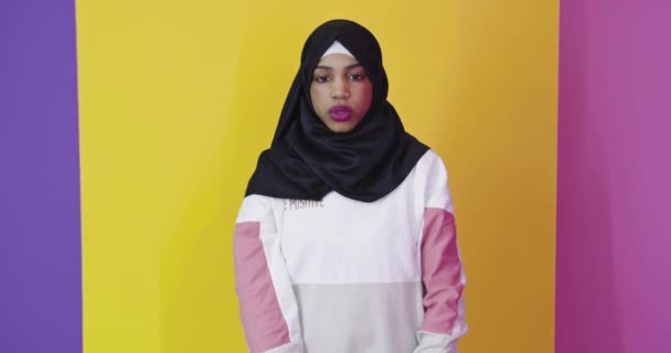 身着传统服装的穆斯林妇女在明亮的背景下祈祷 — 图库视频影像