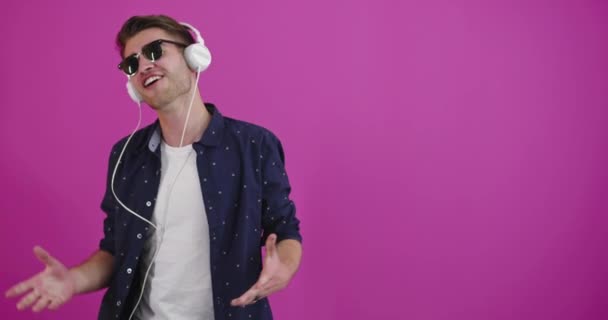 Jeune Bel Homme Heureux Portant Des Écouteurs Studio Fond Coloré — Video