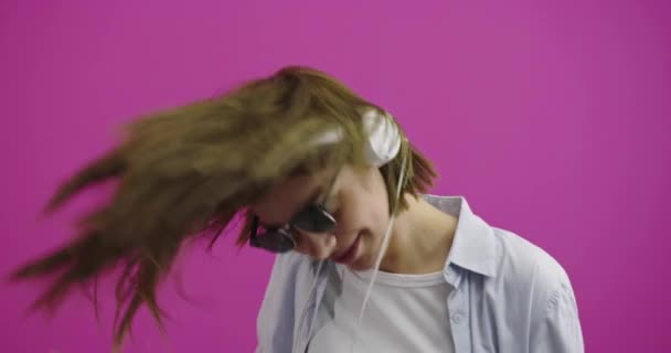 Positiv kvinna ler över rosa backgorund — Stockvideo