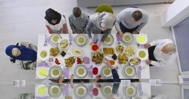 Familia musulmana rezando antes de cenar juntos durante una fiesta de ramadán en casa — Vídeo de stock