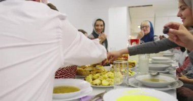 Müslüman aile evde bir ramazan ziyafetinde iftar öncesi birlikte dua ediyor.