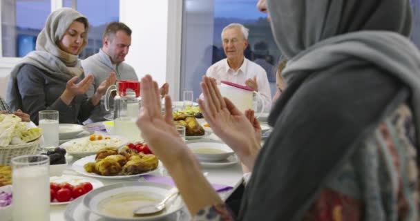 Muslimská rodina se modlí před tím, než mají iftar večeři společně během ramadánu hostiny doma — Stock video