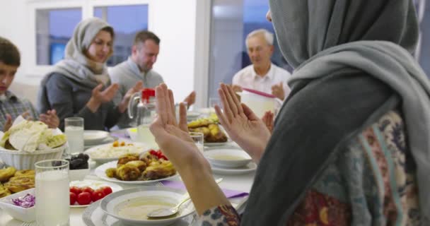 Famiglia musulmana che prega prima di cenare con iftar durante una festa del ramadan a casa — Video Stock