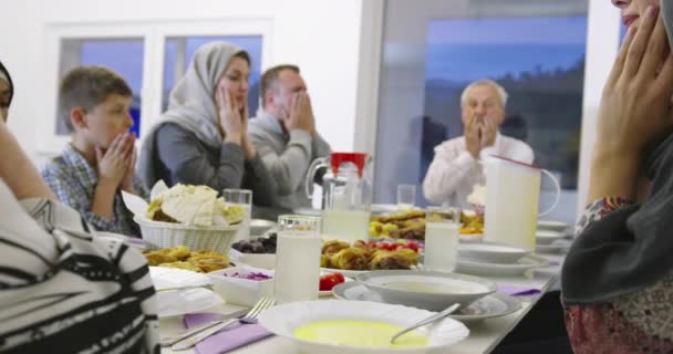 Famiglia musulmana che prega prima di cenare con iftar durante una festa del ramadan a casa — Video Stock