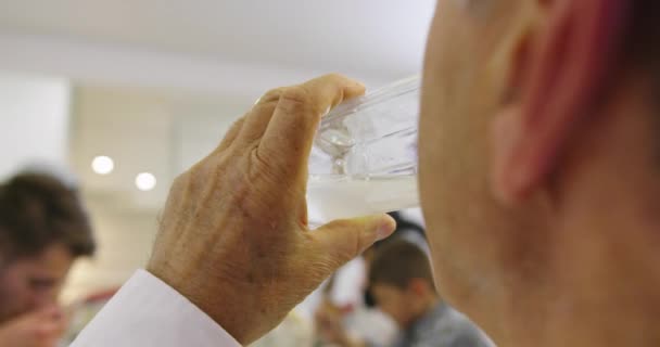 Moslim familie bidden voor het hebben van iftar diner samen tijdens een ramadan feest thuis — Stockvideo