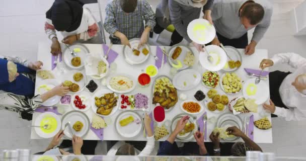 穆斯林家庭在家里的ramadan宴会上一起享用花蜜晚餐之前祈祷 — 图库视频影像