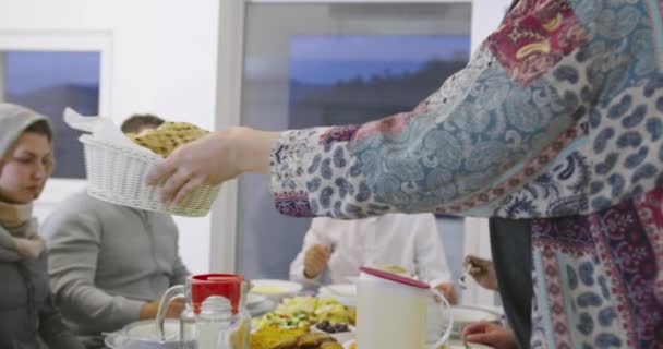 Famille musulmane priant avant d'avoir iftar dîner ensemble lors d'une fête du ramadan à la maison — Video