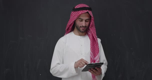 Νεαρός Αραβός Άνδρας Παραδοσιακά Ρούχα Χρησιμοποιώντας Δισκίο — Αρχείο Βίντεο