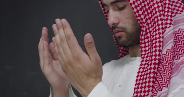 Joven Hombre Árabe Ropa Tradicional Haciendo Oración Tradicional Dios Mantiene — Vídeos de Stock