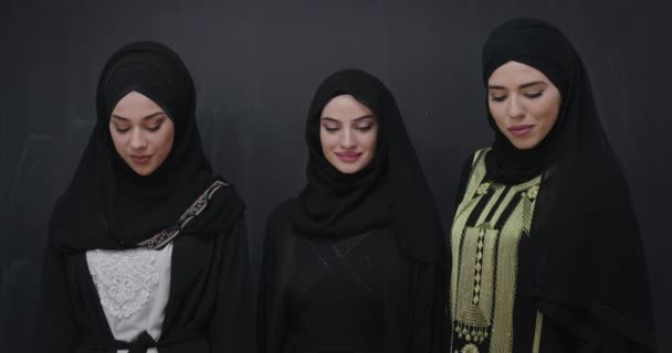 Grupp Unga Vackra Muslimska Kvinnor Fashionabla Klänning Med Hijab Med — Stockvideo