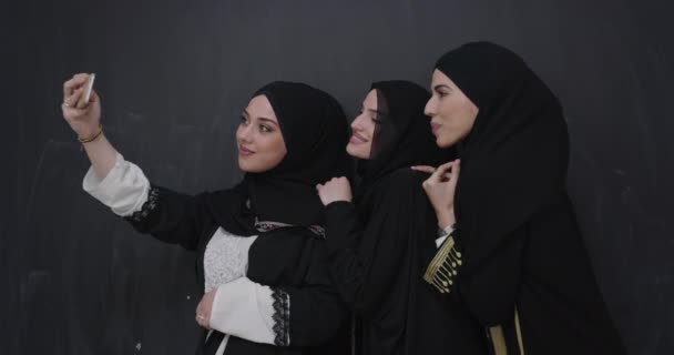 Grupo Jovens Mulheres Muçulmanas Bonitas Vestido Moda Com Hijab Usando — Vídeo de Stock