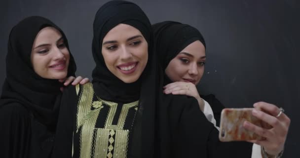 Grupp Unga Vackra Muslimska Kvinnor Fashionabla Klänning Med Hijab Med — Stockvideo