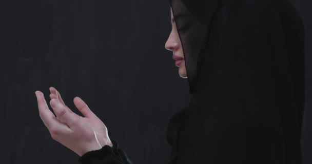 Portrait Beautiful Muslim Woman Fashionable Dress Hijab Making Traditional Prayer — Stock Video