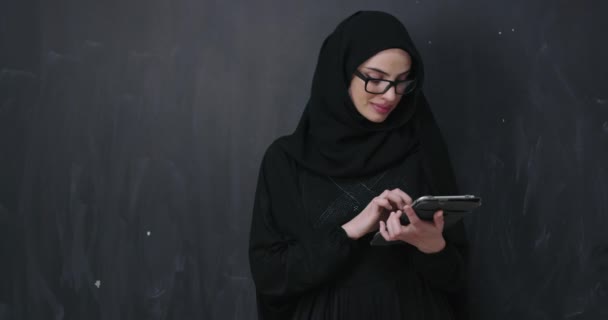 Junge Moderne Muslimische Geschäftsfrau Mit Smartphone Hijab Kleidung Vor Schwarzer — Stockvideo