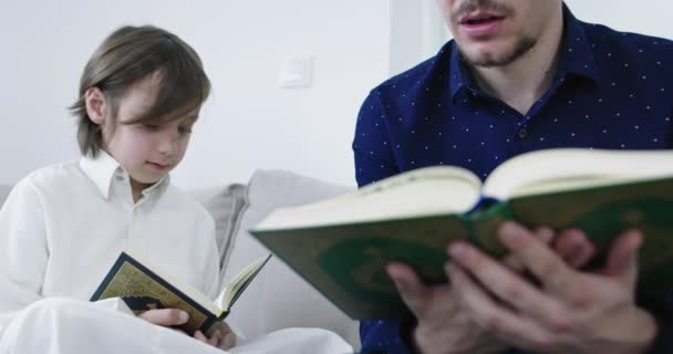 穆斯林家庭一起在沙发上诵读《古兰经》和祈祷 — 图库视频影像