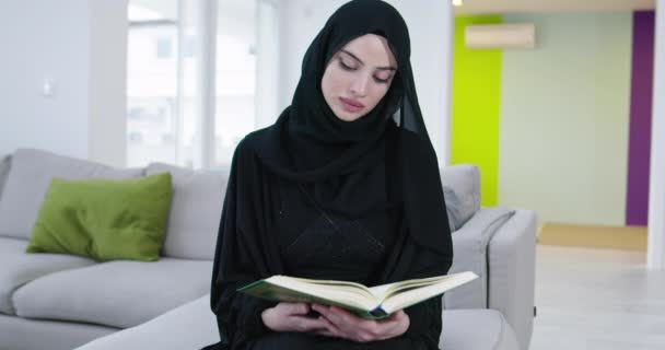 Jonge Traditionele Moslimvrouw Die Koran Leest Bank Voor Iftar Diner — Stockvideo