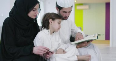 Geleneksel giysiler içinde oğlu olan mutlu Arap aile fertlerinin portresi Ramazan ayı boyunca evde birlikte vakit geçiriyorlar.