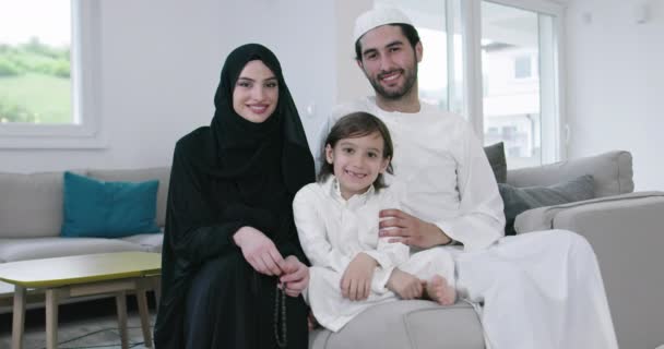 Portret Młodej Szczęśliwej Arabskiej Pary Muzułmańskiej Synem Tradycyjnej Odzieży Spędzającej — Wideo stockowe