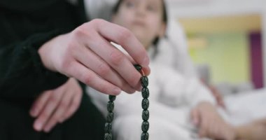 Müslüman kadın evde ramazan ziyafeti sırasında dua ediyor.
