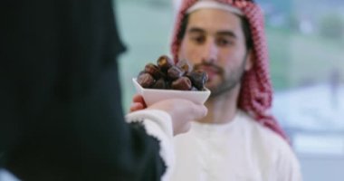 ramazan kareem 'de bir tabak hurma tutan modern Müslüman kadın.