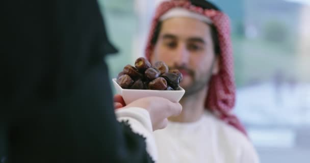 Mulher muçulmana moderna segurando uma placa de datas em Ramadan Kareem — Vídeo de Stock