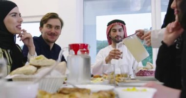 Mübarek Mübarek bayram ailesi, Ramazan bayramında evde geleneksel yemekler yerken cep telefonuyla fotoğraf çektirirken iftar yemeği yiyor. İslami Helal Yiyen ve İçen İslami Aile
