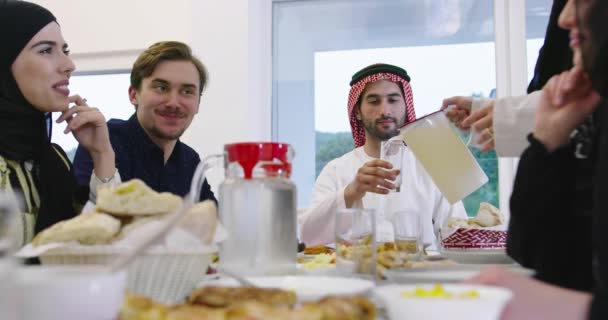 Eid Mubarak Muslimská Rodina Iftar Večeře Fotografování Mobilním Telefonem Při — Stock video