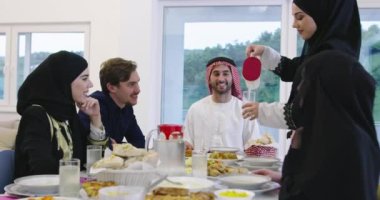 Mübarek Mübarek bayram ailesi, Ramazan bayramında evde geleneksel yemekler yerken cep telefonuyla fotoğraf çektirirken iftar yemeği yiyor. İslami Helal Yiyen ve İçen İslami Aile