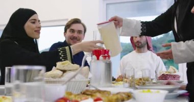 Mübarek Mübarek bayram ailesi, Ramazan bayramında evde geleneksel yemekler yerken cep telefonuyla fotoğraf çektirirken iftar yemeği yiyor. İslami Helal Yiyen ve İçen İslami Aile